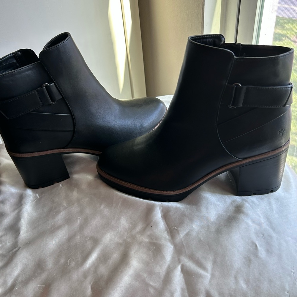 Women's Black Ankle Boots NWT 
Naturalizer Maren Water-Repellent Heeled Bootie